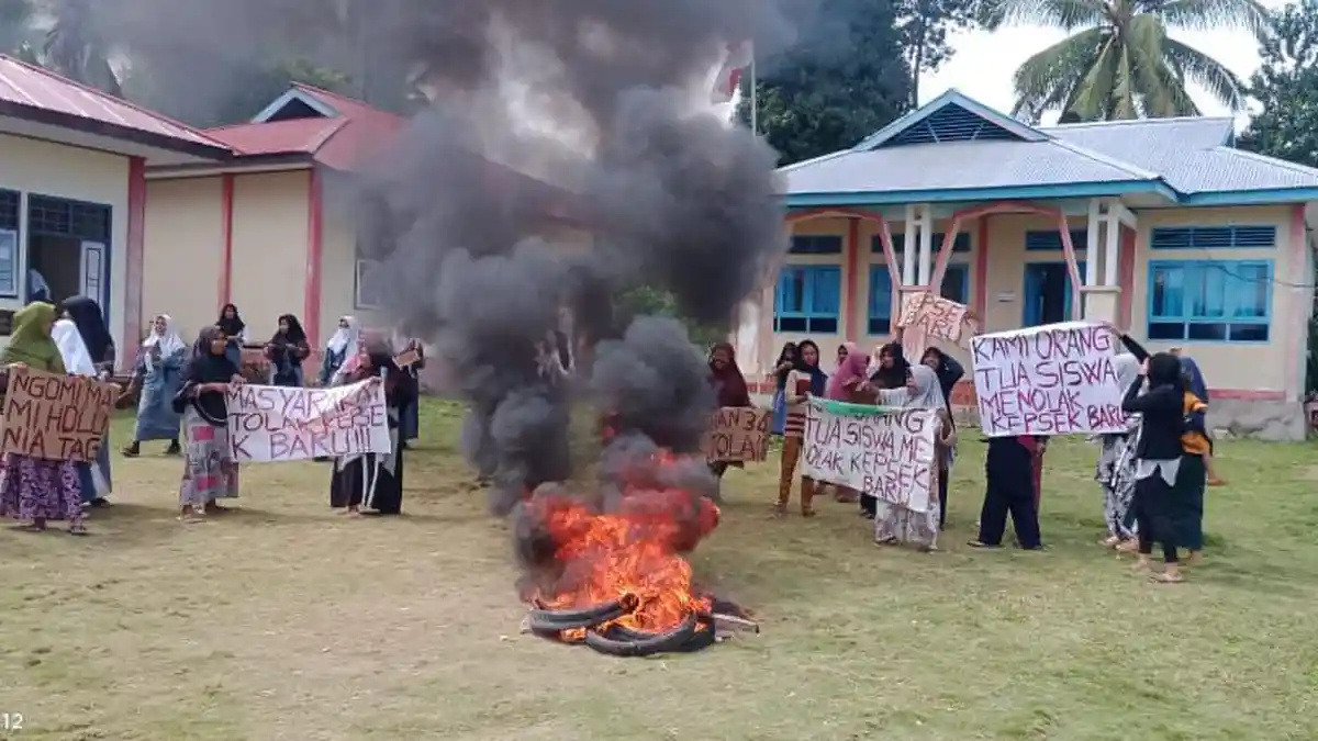 Warga dan Siswa/Siswi SMA Negeri 36 Halmahera Selatan Gelar Aksi Kepsek Baru