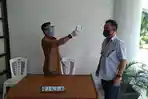 anggota-dprd-minsel-franky-lelengboto-dicek-suhu-tubuh.jpg
