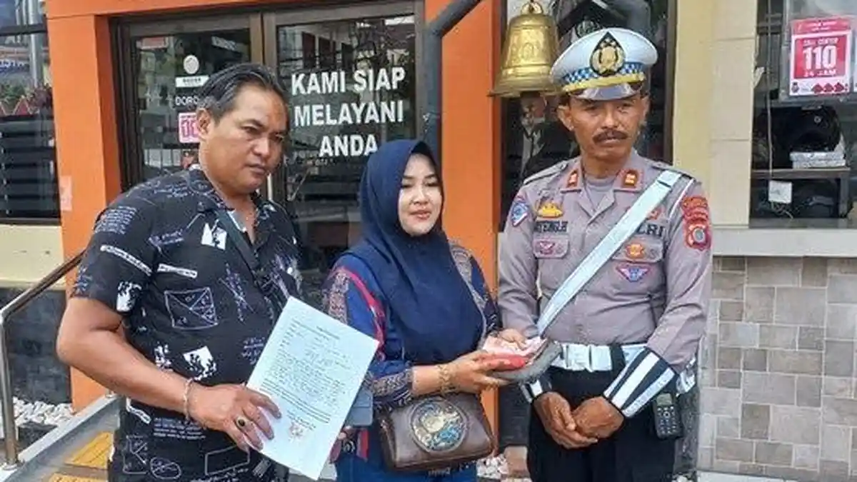 Polresta Yogyakarta Kembalikan Dompet Hilang dengan Isi Berharga kepada Pemiliknya