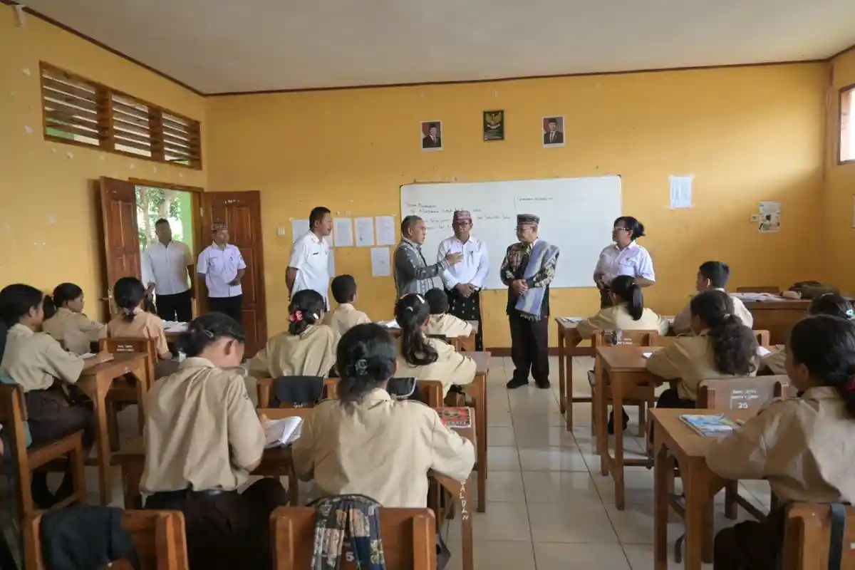 Mendikdasmen Abdul Mu'ti Pantau Program MBG di SMPN 1 Komodo Labuan Bajo