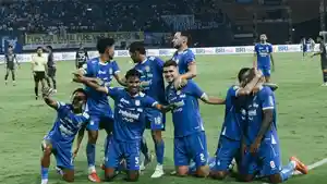 Para-pemain-Persib-Bandung-sedang-berada-di-lapangan-saat-selesai-berlaga.jpg