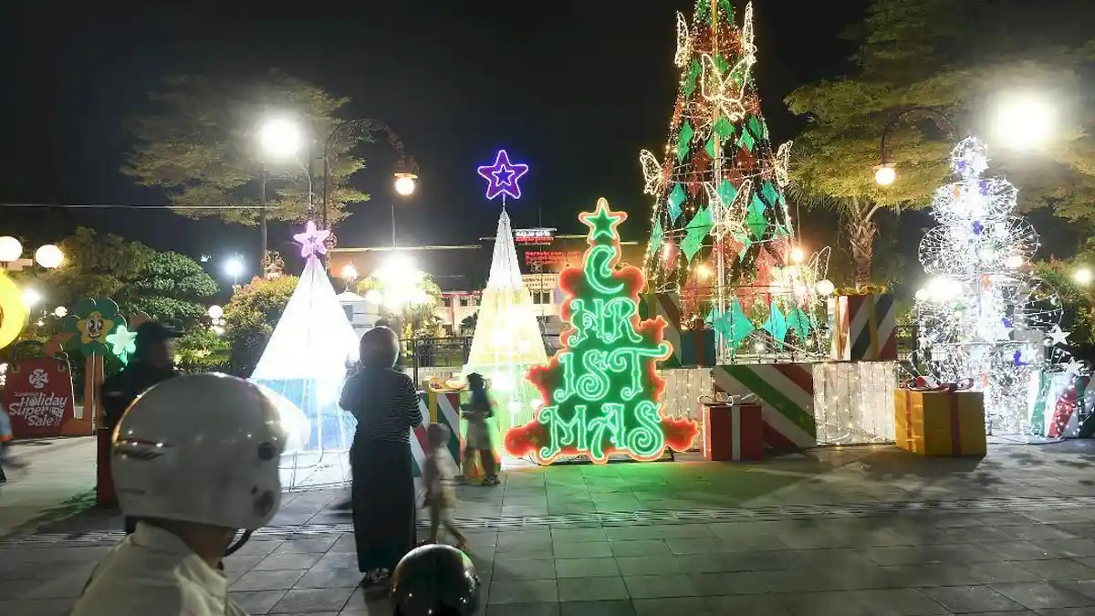 Menyambut Natal 2025, Pemkot Surabaya Hias Kota dengan Nuansa Khas Natal, Warga Berburu Spot Foto