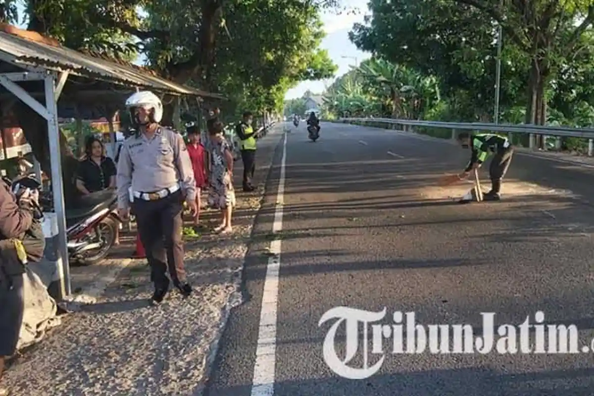 Hendak Menyalip Truk, Pemotor Asal Jombang Adu Moncong dengan Motor, Terjatuh dan Ditabrak Truk