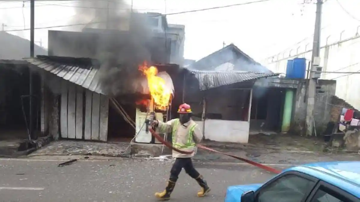 Pom Mini di Malang Terbakar Diduga karena Korsleting Listrik, Tangan Pemilik Luka Bakar