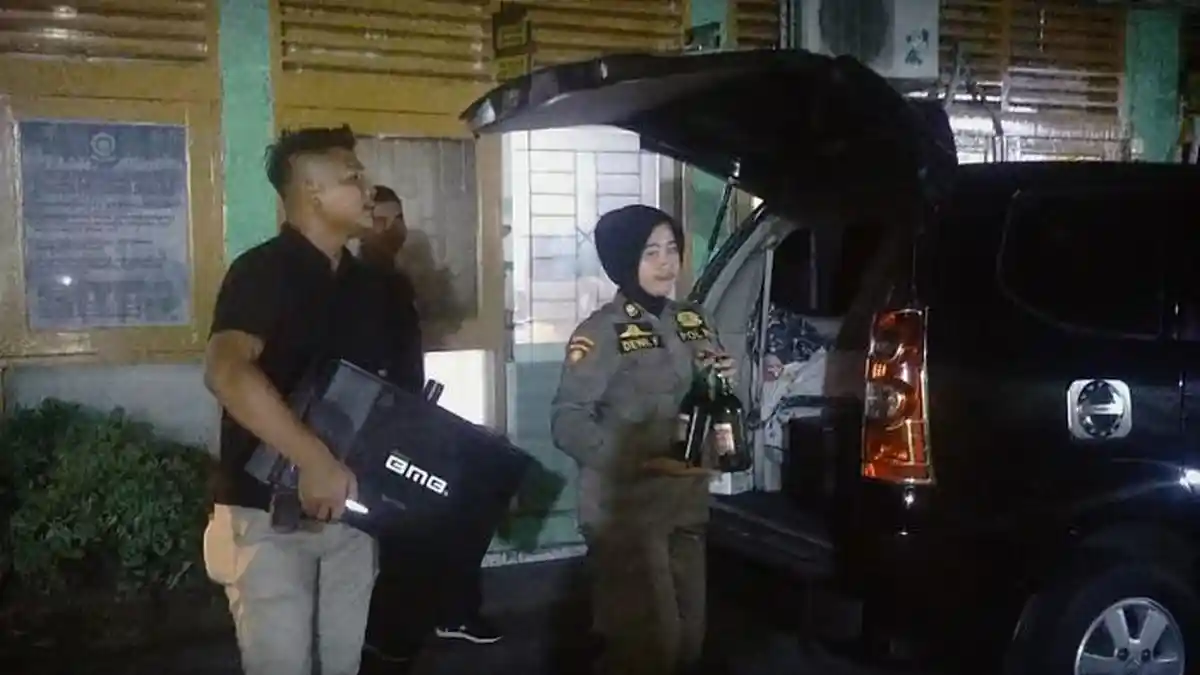 Kafe Tak Berizin di Padang Kena Razia Dini Hari, Speaker dan 5 Botol Minumam Berakohol Disita