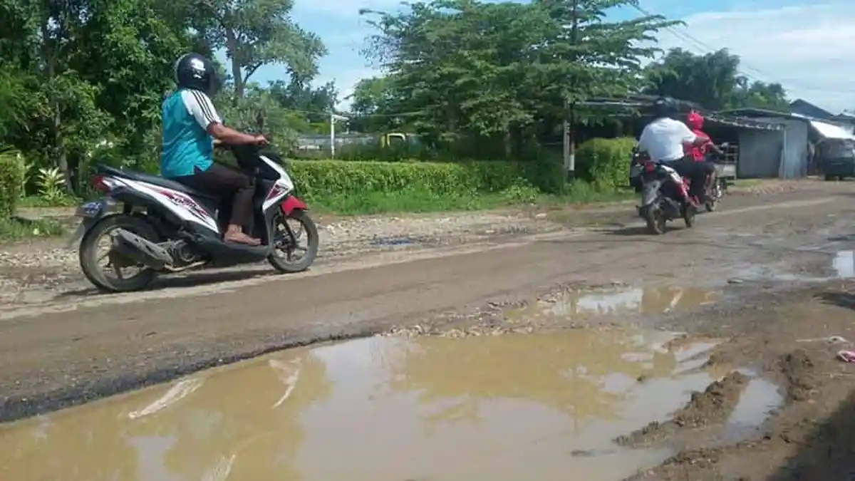 Jalan Menuju Objek Wisata Gua Batu Cermin Rusak Parah