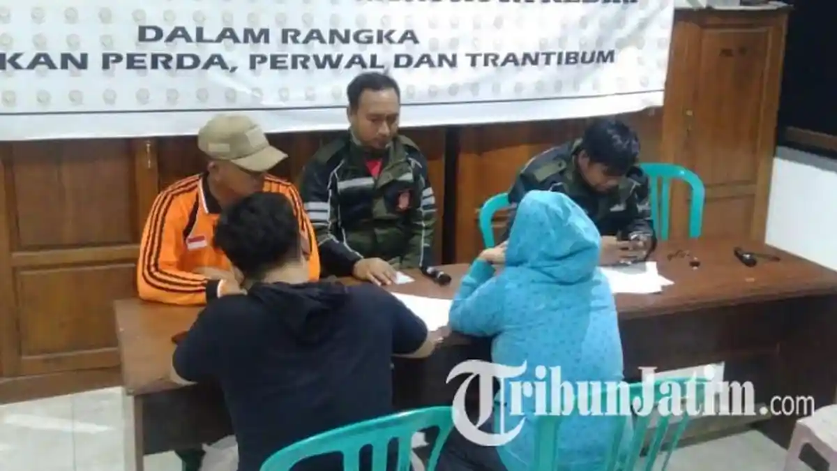 2 Pasangan Bukan Suami Istri 'Isolasi Diri' di Kamar Kos di Kediri, Endingnya Digerebek Satpol PP