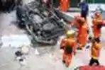 Mobil Box Jatuh dari Lantai 6 Pasar Cipulir