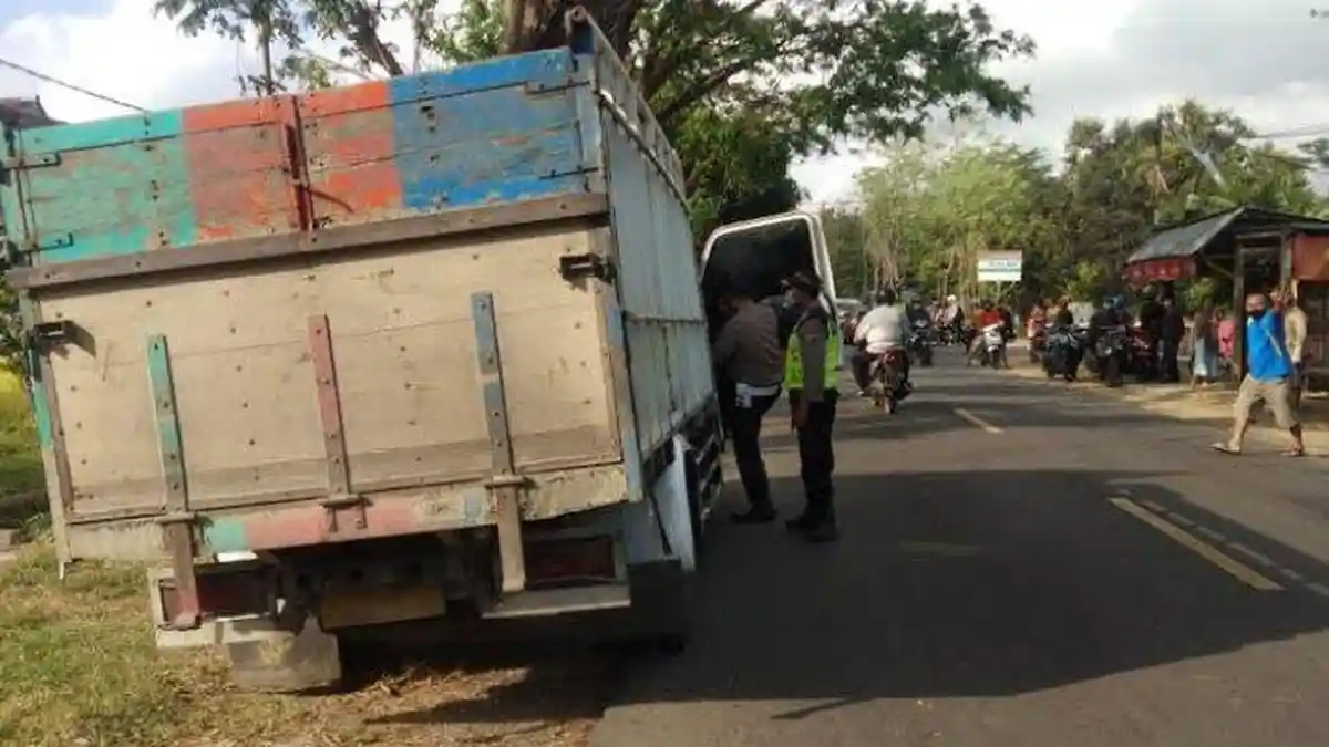Adu Jangkrik Motor Vs Truk, Pelajar SMA Tewas Mengenaskan di Jalanan