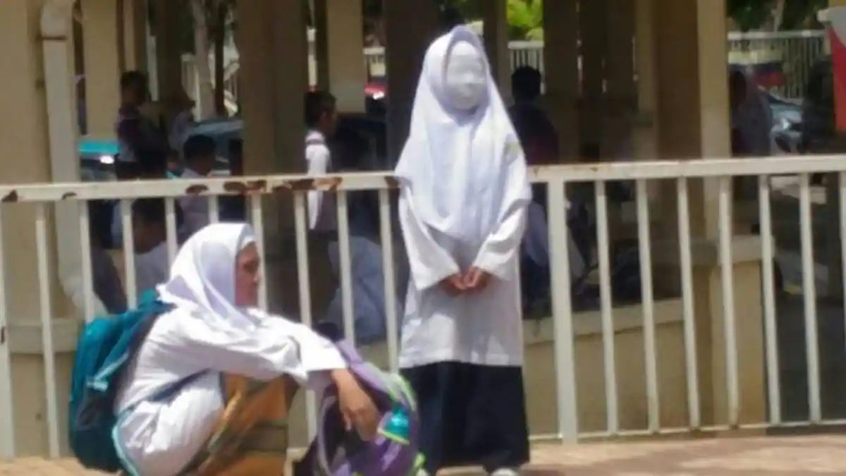 Wajah Siswa Sedang Tunggu Jemputan Bikin Ngeri, Ternyata ini yang Terjadi