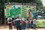 Pengunjung-Medan-Zoo-Saat-Melihat-Peta-Kawasan-Medan-Zoo-Minggu-2342023.jpg