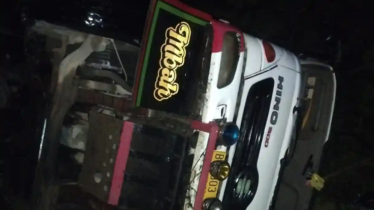 Truk Mixer Beton Terguling di Tikungan Sedangagung Blora saat Hujan Deras dan Angin Kencang