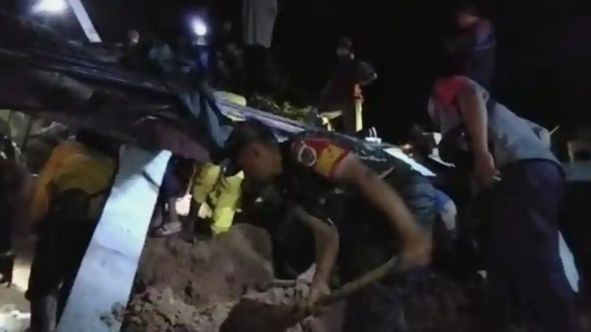 BREAKING NEWS - Longsor Timpa Satu Rumah dan Bengkel di Bungbulang Garut, Satu Orang Tertimbun