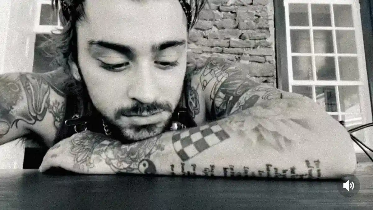 VIRAL VIDEO Zayn Malik Nyanyikan Lagu Night Changes One Direction, Disukai Louis Tomlinson