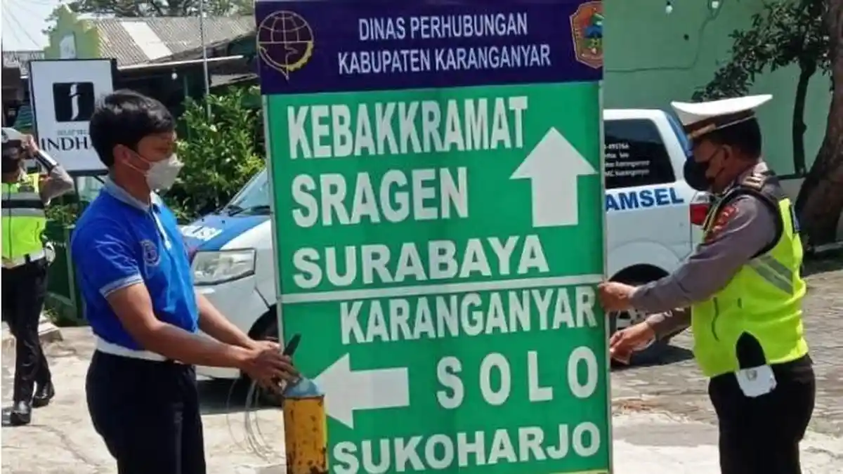 Satlantas Polres Karanganyar Pasang Rambu Hadapi Arus Mudik Lebaran