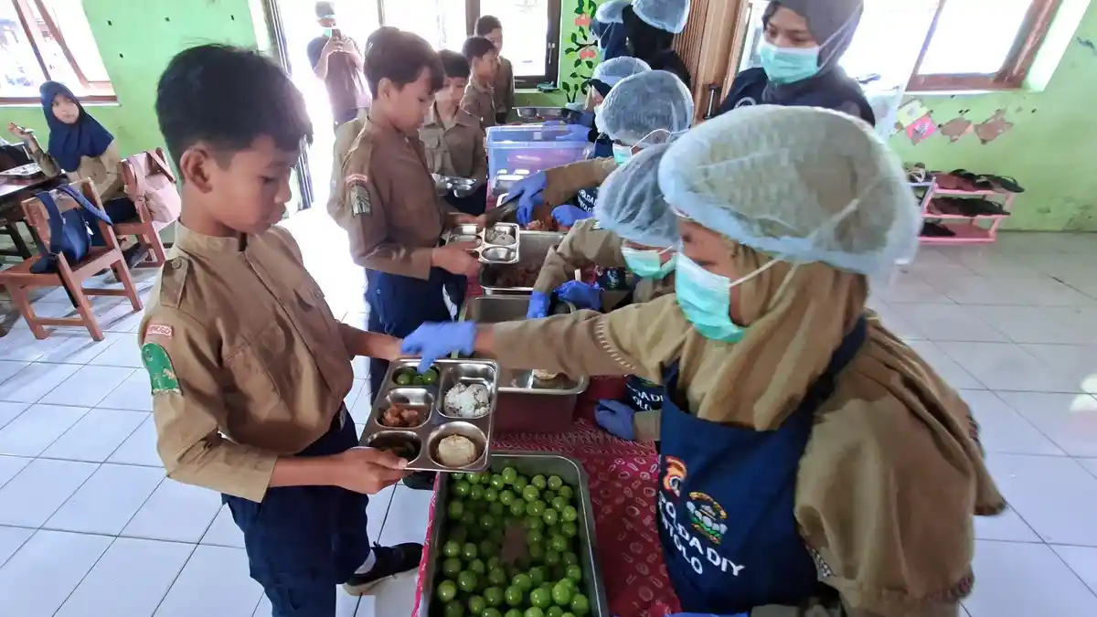 Wagub Jateng Ingatkan MBG Prasmanan Jangan Ganggu KBM