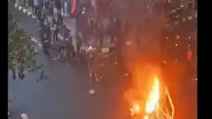 vandalisme-bakar-bakar-di-sekitar-Baltos-kota-Bandung-Jumat-152026.jpg
