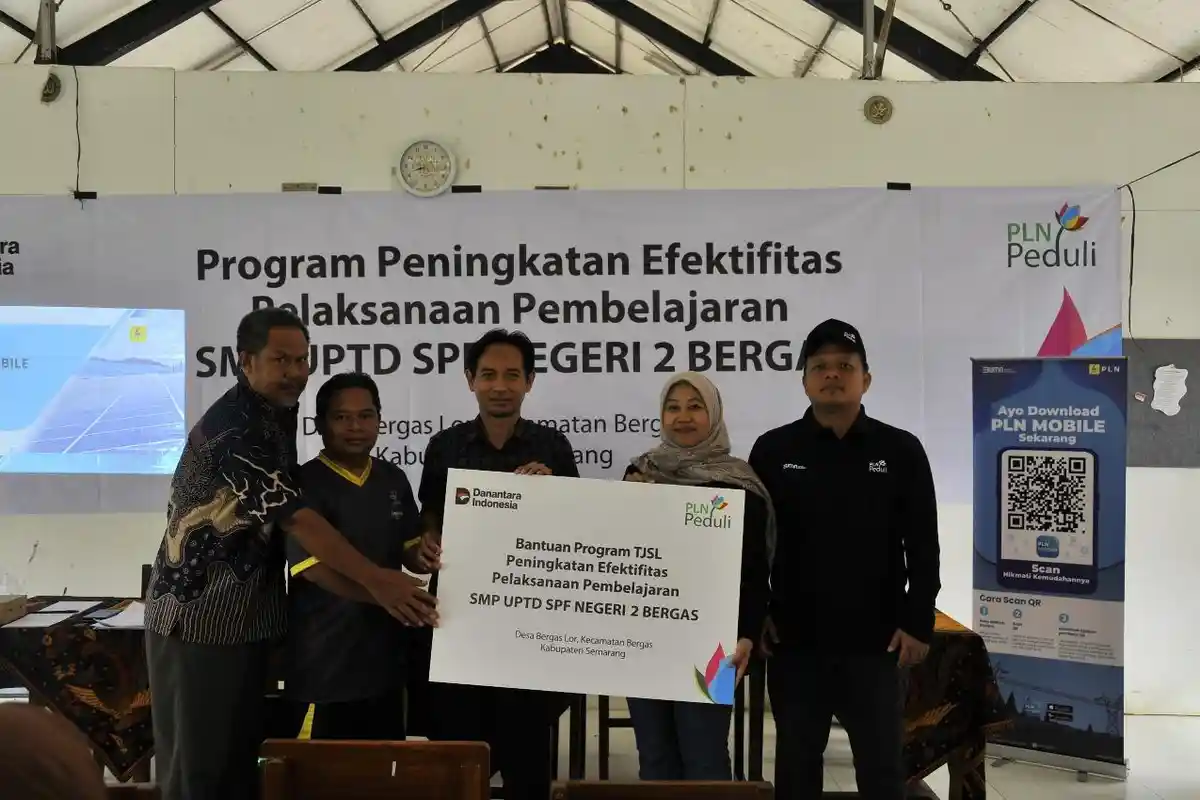 PLN Bangun Masa Depan Melalui Bantuan Sarana Prasarana Pendidikan di Sekolah Sekitar SUTET