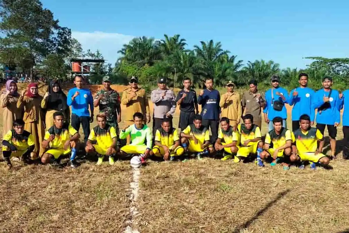 Peringati HUT ke-17 Desa Tepian Baru di Kutim, Para Pemuda Ikuti Lomba Sepak Bola Mini