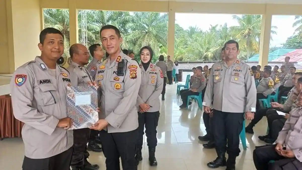 Kapolres OI Beri Penghargaan Kepada Kanit Binmas dan Bhabinkamtibmas Berprestasi