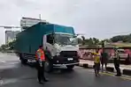Masuk Jalan Protokol di Pekanbaru di Siang Bolong, Truk Tonase Besar Langsung Kena Tilang