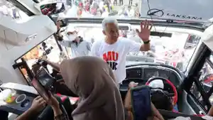 Gubernur-Ganjar-Pranowo-Temui-Pemudik-dari-Jabodetabek-ke-Jawa-Tengah.jpg