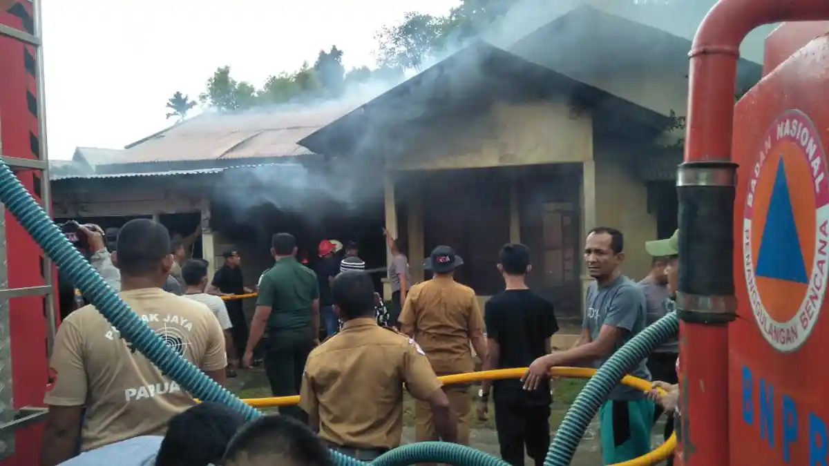 Listrik Diduga Korslet, Dua Rumah Diamuk Api