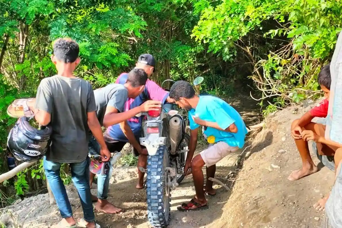 Meraup Rupiah dari Jasa Evakuasi Sepeda Motor Lewati Longsor Jalan Trans Timor