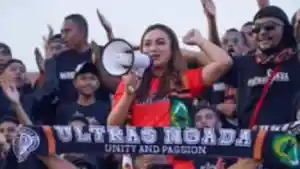 Serena-Francis-bersama-Ultras-Ngada-di-Stadion-Lebijaga-Bajawa.jpg