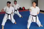 Atlet-Karate-Sumut-melakukan-latihan-rutin-di-Perumahan.jpg