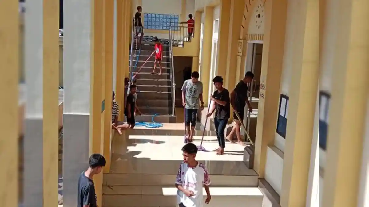 Semangat Ramadhan, Remaja Danger Utara Gotong Royong Bersihkan Masjid