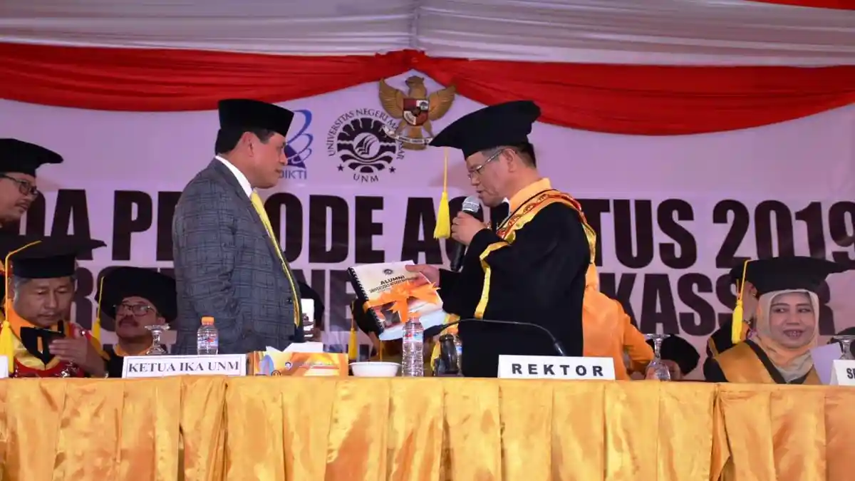 Lagi, UNM Wisuda 1.000 Lulusan Sarjana, Magister, dan Doktor, Begini Pesan Rektor Prof Husain Syam - rektor-unm-prof-husain-syam-memimpin-prosesi-wisuda-unm-2.jpg