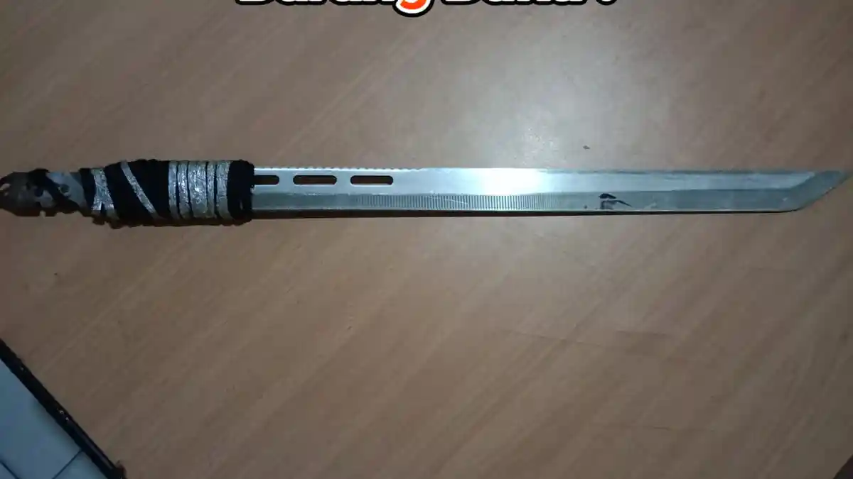 Ayunkan Samurai ke Warga, Pria Ini Terpaksa Diamankan Jajaran Unit Reskrim Polsek Pontianak Timur