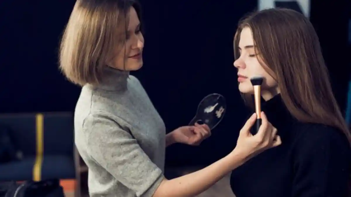 Ladies, Begini Tips Makeup Glowing Tanpa Terlihat Berminyak dari MUA Langganan Artis Hollywood