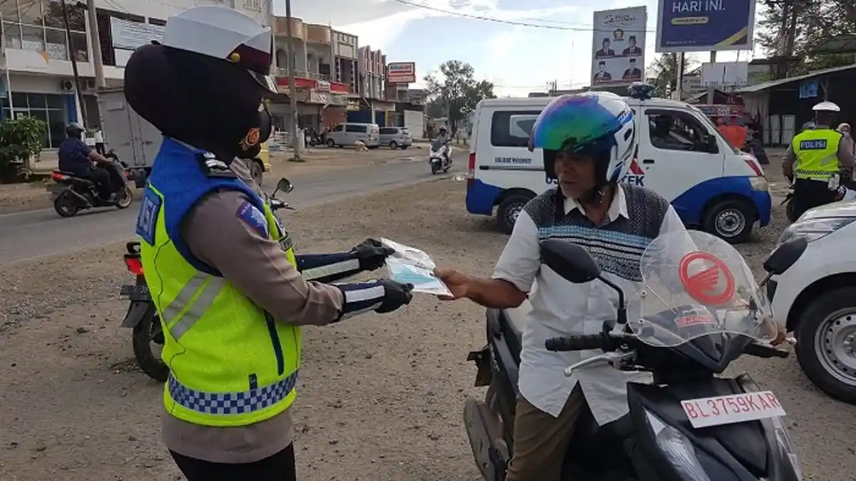 Setiap Hari, Personel Satlantas Polres Aceh Utara Berikan Masker Gratis Kepada Pengguna Jalan Raya