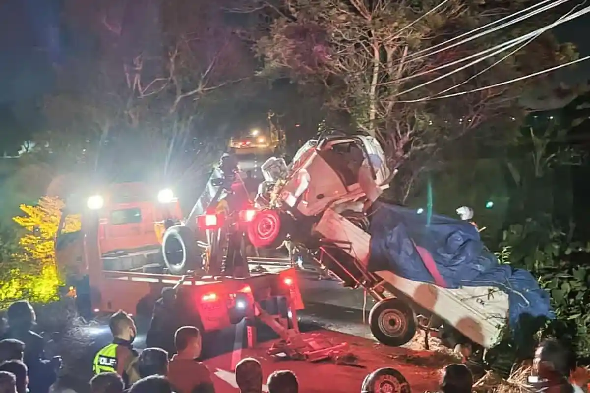 KECELAKAAN Pikap Warna Putih di Juwiring Klaten, Menbarak Pohon Hingga Masuk Sungai