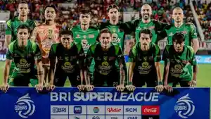 Skuad-Persebaya-Surabaya-berfoto-sebelum-pertandingan-melawan-PSM-Makassar.jpg