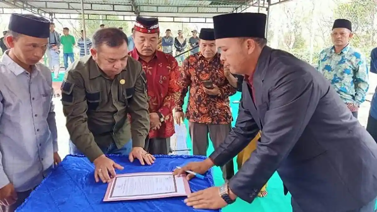 Camat Mesidah Lantik Imem Kampung, Harap Bekerja Sinergi dengan Aparatur Kampung