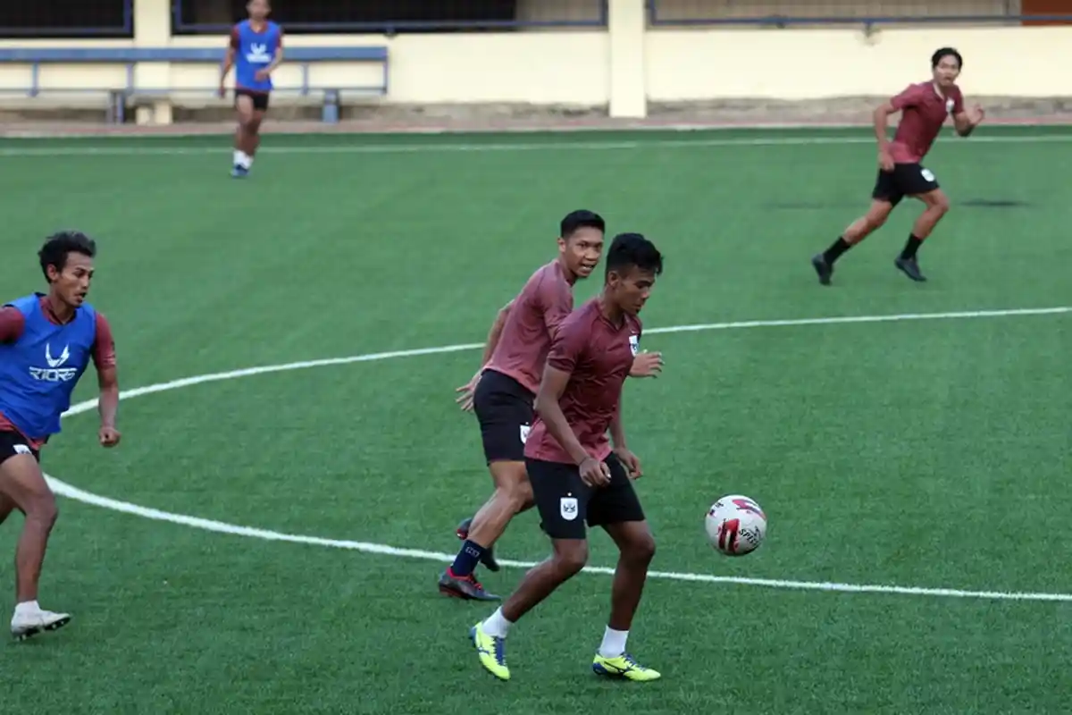 Tak Cuma Latihan Mandiri, Gelandang Muda PSIS Semarang Ini Juga Ikut Bertani di Tuban