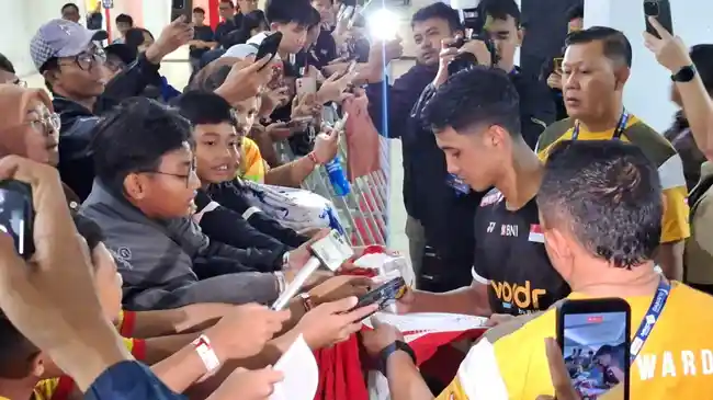 Dari Minta Foto ke Panggung Utama, Cerita Alwi Farhan dan Mimpinya yang Terus Terjaga