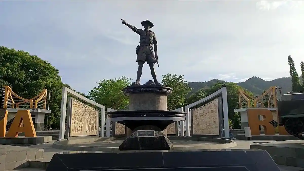 Jalan-jalan ke Patung Nani Wartabone di Taruna Remaja Gorontalo Sambil Belajar Sejarah