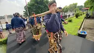 20260204-Abdi-Dalem-memikul-pengarem-arem.jpg