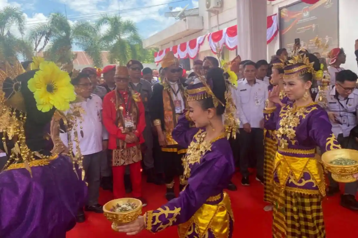 Pasangan Calon Lukman Abunawas dan La Ode Ida Daftar Pilgub Sultra di KPU Disambut Tari Mondotambe