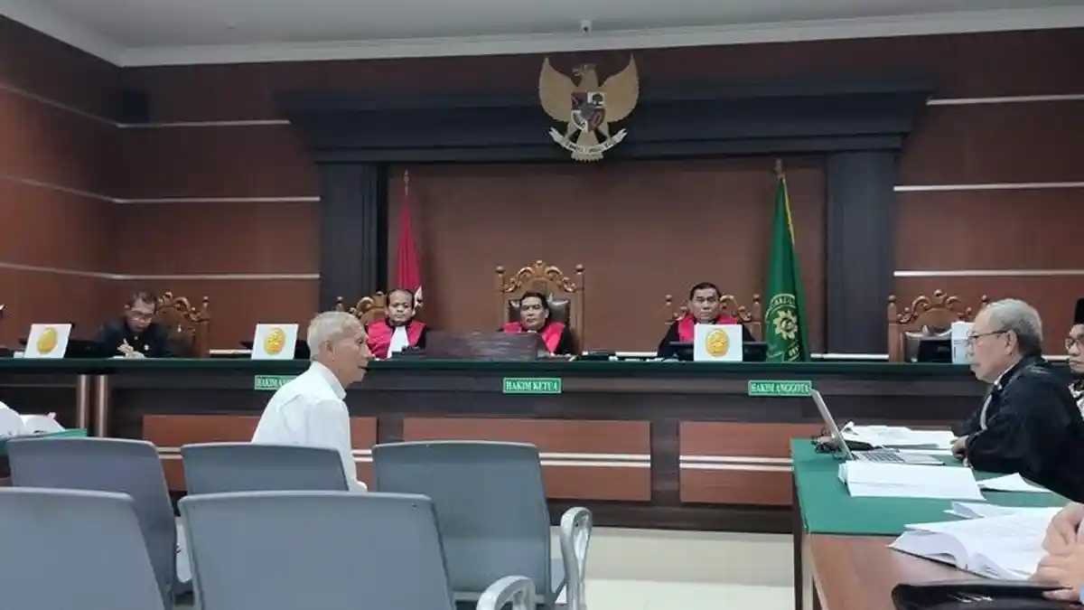 BREAKING NEWS: Mantan Wali Kota Manado Wempie Frederik Hadir di Sidang Korupsi PT Air Manado
