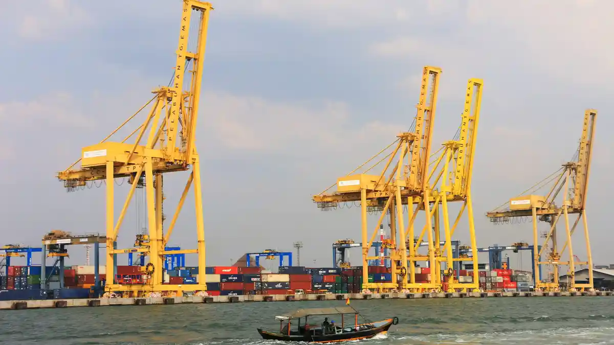 Sebuah Kapal Barang Peti Kemas Tabrak Dermaga di Pelabuhan Tanjung Emas