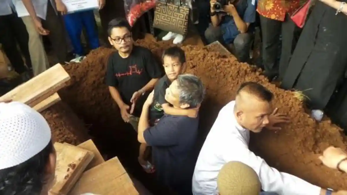 Putra Kecil Renita Sukardi Cium Jenazah Ibunya di Liang Lahat
