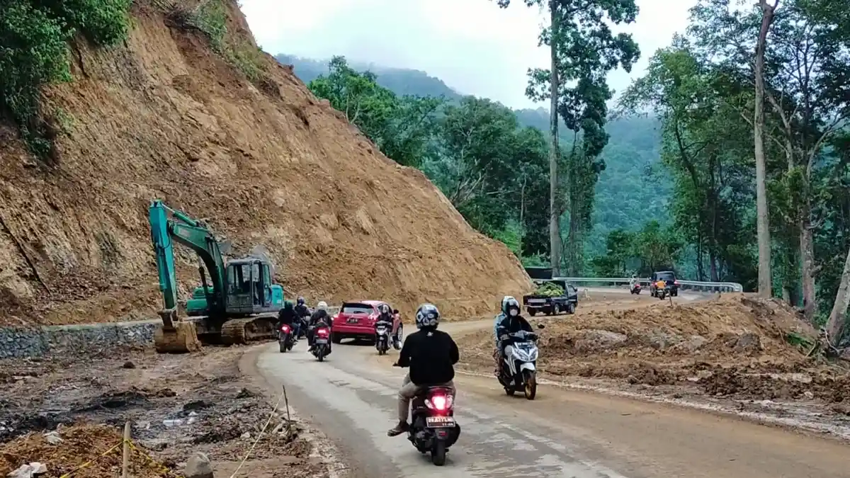 Jalur Pusuk Lombok Utara Rawan Longsor Tapi Jadi Pilihan Utama Pengguna Jalan