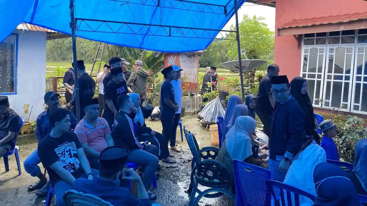 Deretan Pimpinan dan Dosan UNM Melayat di Rumah Duka Almarhum Prof Dr Arsad di Sinjai
