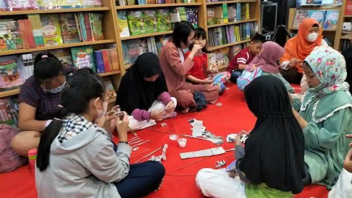 Melihat Keseruan Anak-anak Membuat Souvenir dari Kertas Bekas di Gramedia Jambi