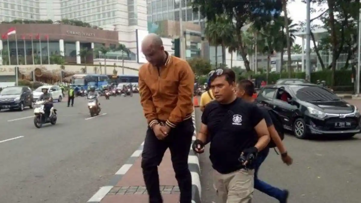 Melawan Arus di Jalan Jenderal Sudirman dan Tabrak Motor, WNA Ini Babak Belur Diamuk Massa